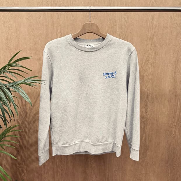 아페쎄 X GIMME5 콜라보 맨투맨 미니멀 로고 프린팅 디테일 그레이