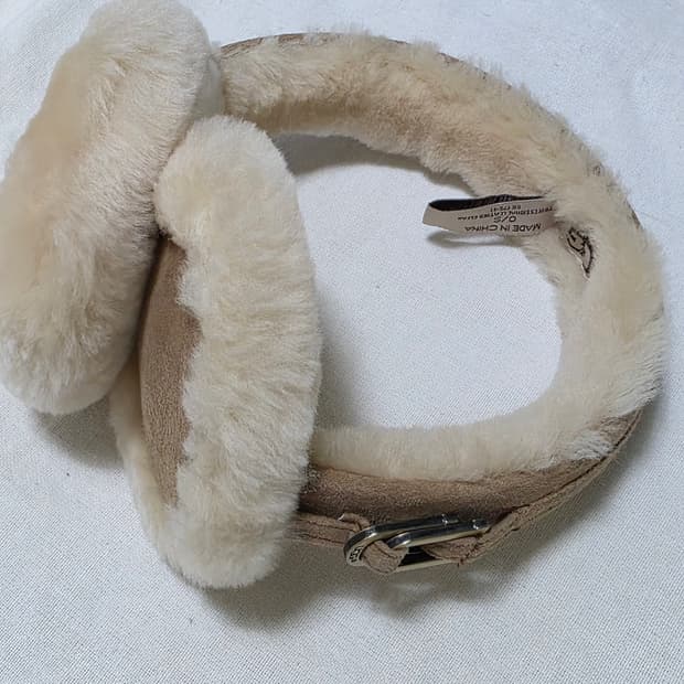 UGG 어그 클래식 리얼 시어링 이어머프 베이지 O/S