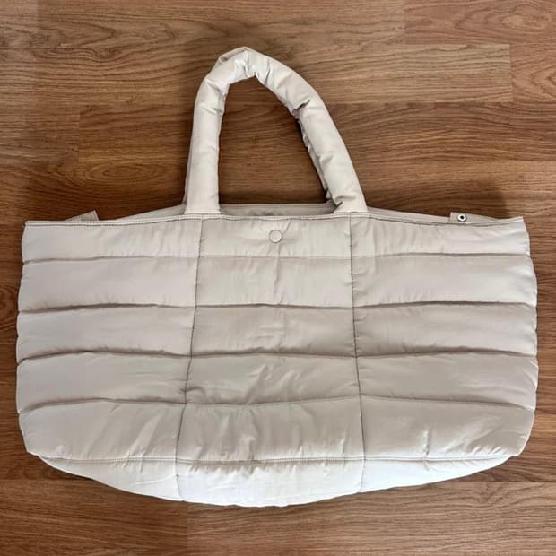 코스 패디드 토트백