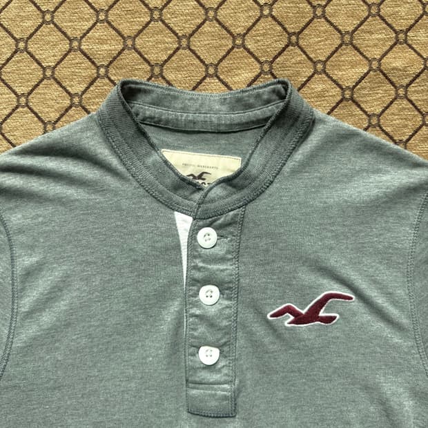 홀리스터 헨리넥 버튼 티셔츠