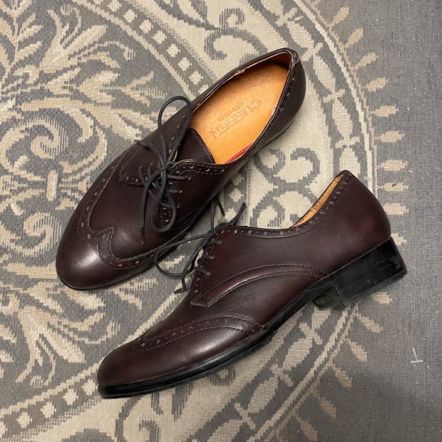 쿠에른 (우먼) 레이스 윙팁 구두  