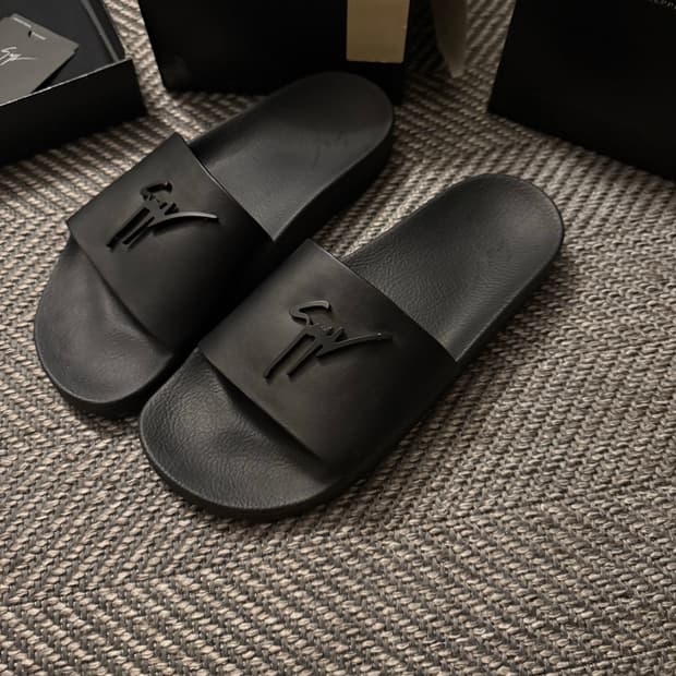 쥬세페 자노티 블랙 슬리퍼 255