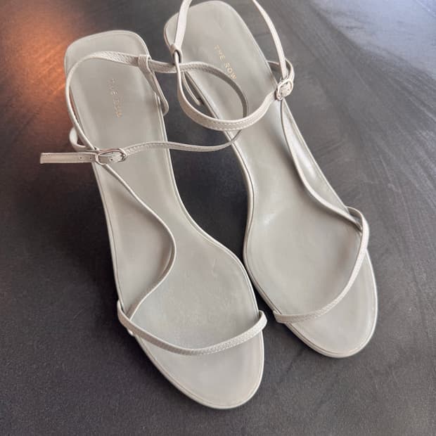 더 로우 Bare Leather Sandals (Sage grey)