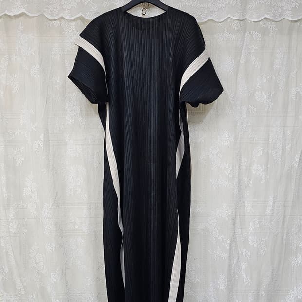 블랙 주름 화이트 라인 롱원피스 