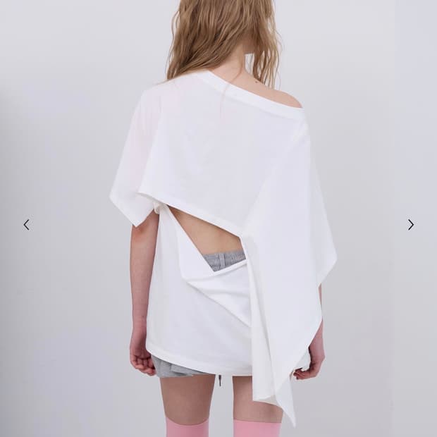  [LCDC] OFF-SHOULDER DRAPED T-SHIRT