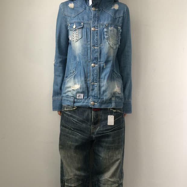 Damage stud point hood jacket