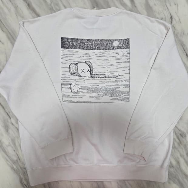 유니클로 X 카우스 크루넥 맨투맨