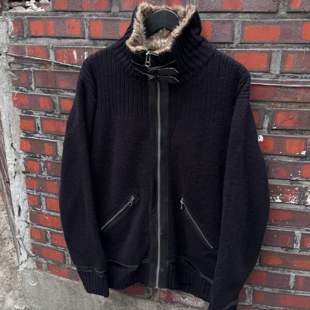 Pincpmc 버클 하이넥 퍼 니트집업 