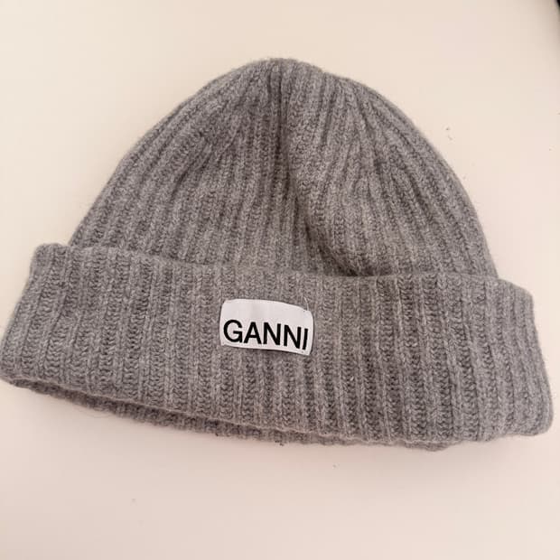 가니(GANNI) 로고 패치 골지 니트 비니