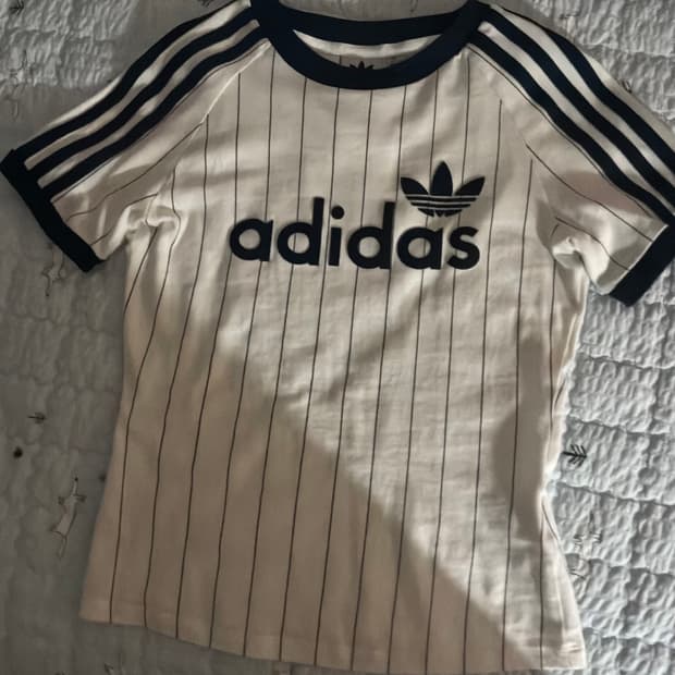 아디다스 리니어 캘리 그래픽 티셔츠 오프 화이트 나이트 인디고 반팔