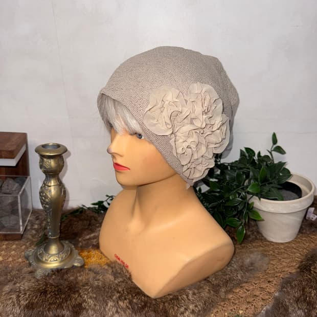 Ash beige flower loose knit beanie