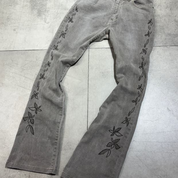 Petit chien 꽃 자수 부츠컷 흑청 데님팬츠