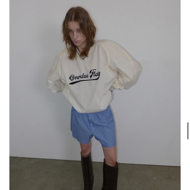 오버듀플레어 레터링 나일론 맨투맨_크림