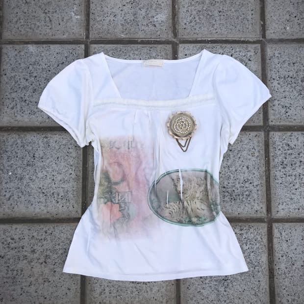 Pearl Brooch Tiger Tee