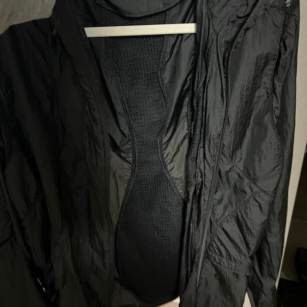 산산기어 이멀시브 자켓 25ss 블랙 3사이즈 팝니다