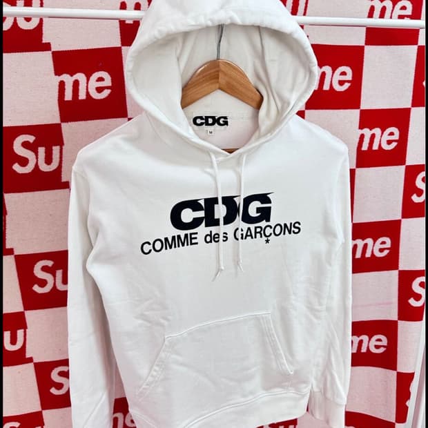 Cdg 화이트 후드티 구합니다