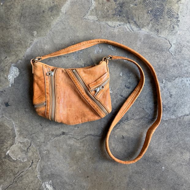 마크제이콥스 지퍼 디테일 미니 크로스백