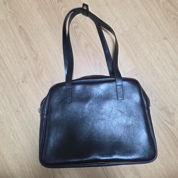 필인더블랭크 블랙 미들 숄더백 Trapezoid Shoulder Bag