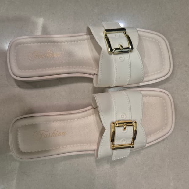 화이트 버클 뮬 슬리퍼