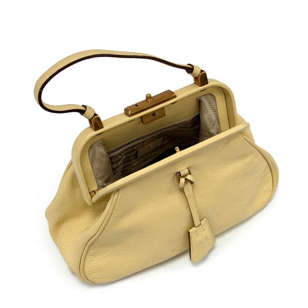 프라다 크림 베이지 레더 프레임 탑핸들 백