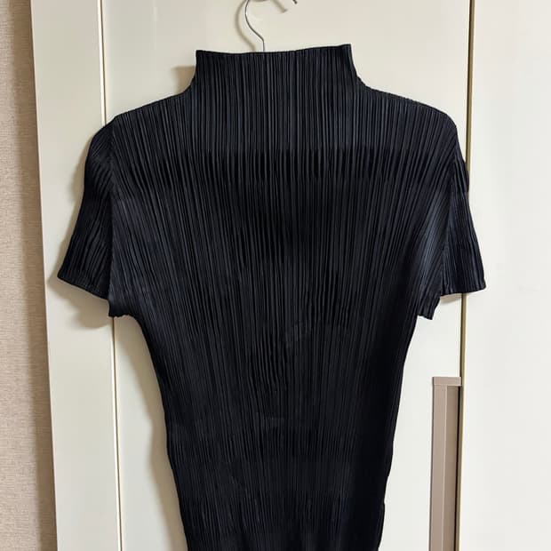 Star Motif Mock Neck Pleats Top
