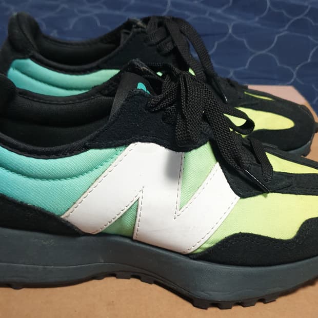 (해외판) 뉴발란스 327 썸머 제이드 그라데이션 스니커즈 블랙(235)