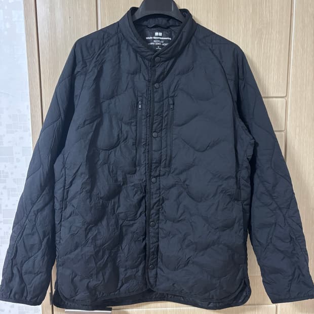 유니클로 화이트마운티어링 경량패딘