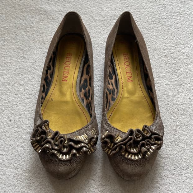 [BEQUEM] 골드 글리터 프릴 플랫슈즈