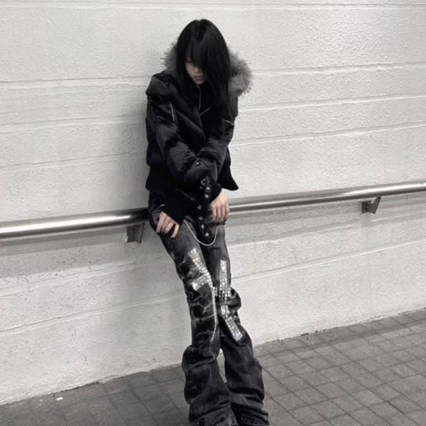 CROSS STUD DOUBLE WAIST CURVED JEANS