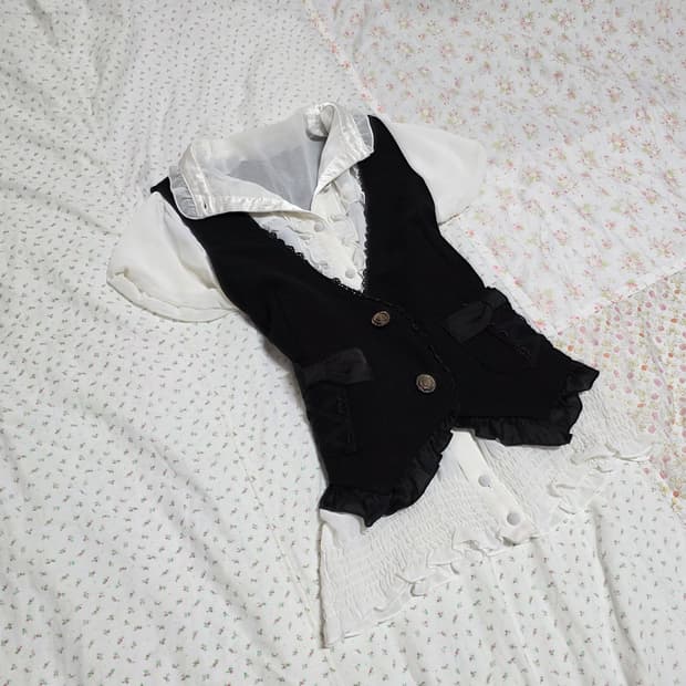 빈티지 공겜여주 화이트 퍼프 반팔 블라우스 모리 페어리