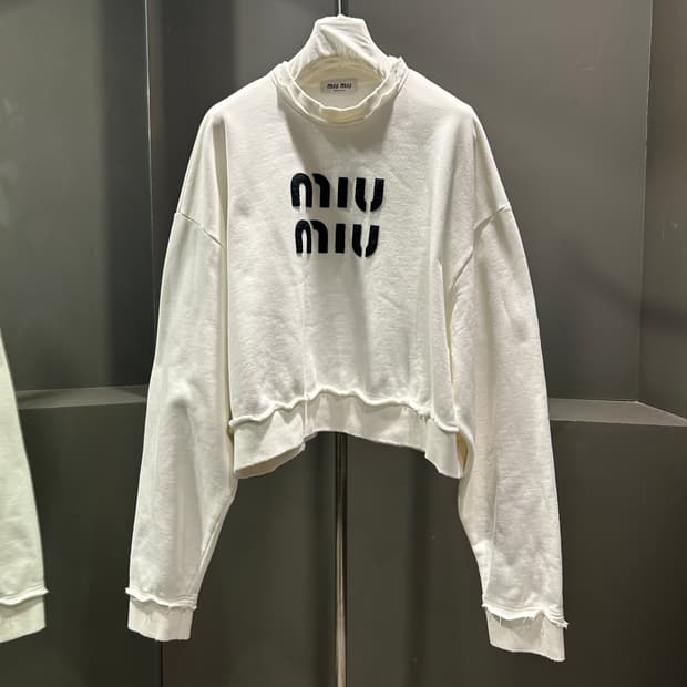 미우미우 크롭 스웨트셔츠
