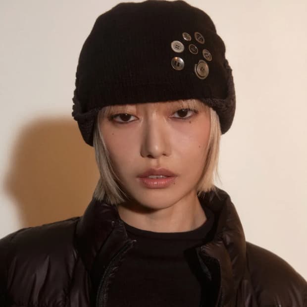 BUTTON BRAID STRAP KNIT BEANIE-BLACK