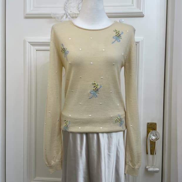 butter beige dot flower embroidery knit 