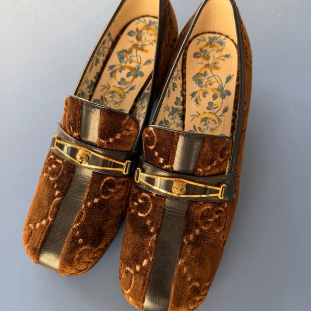 구찌 스트라이프GG 벨벳 펌프스