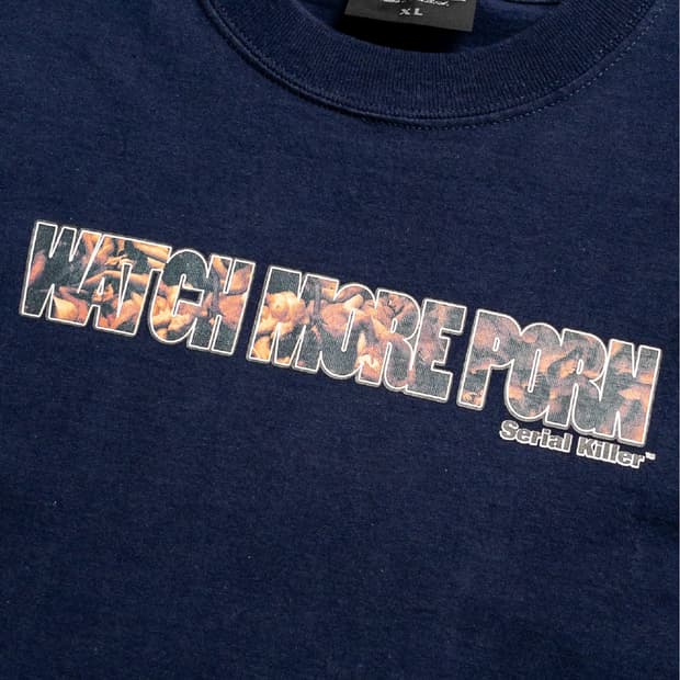 90's 시리얼 킬러 'Watch more porn' 티셔츠