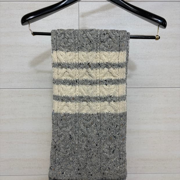 톰브라운 정품 케이블 니트 머플러 연회색