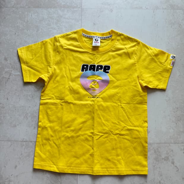 베이프 옐로우 하트그래픽 티셔츠