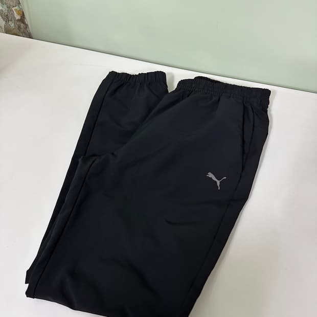L 푸마 블랙 기본로고 레귤러핏 바막재질 조거팬츠