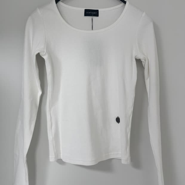 레더리_스쿱넥 리브드 롱 슬리브