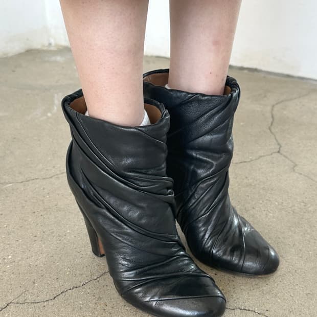 마르지엘라 플리츠 레더 부츠