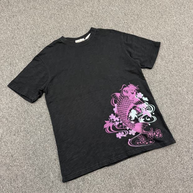 L) 카라쿠리 타마시 빈티지 잉어 자수 반팔 티셔츠