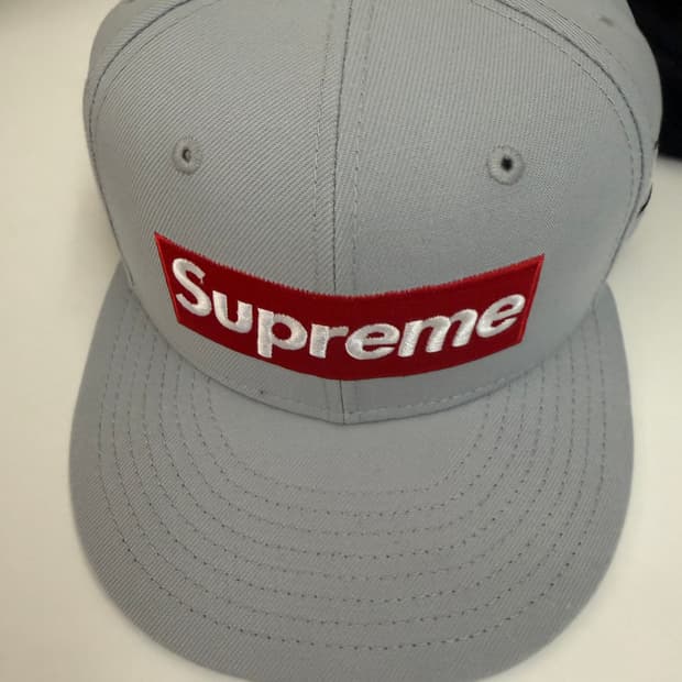 슈프림 뉴에라 59FIFTY 회색 캡모자