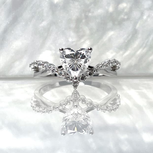 *새상품* 모이사나이트 하트 컷 은반지