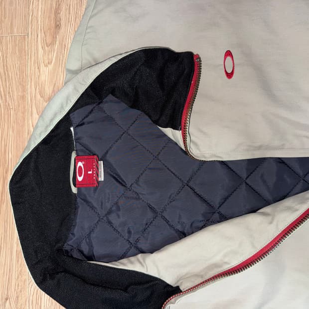 오클리 소프트웨어 레드택 누빔 자켓