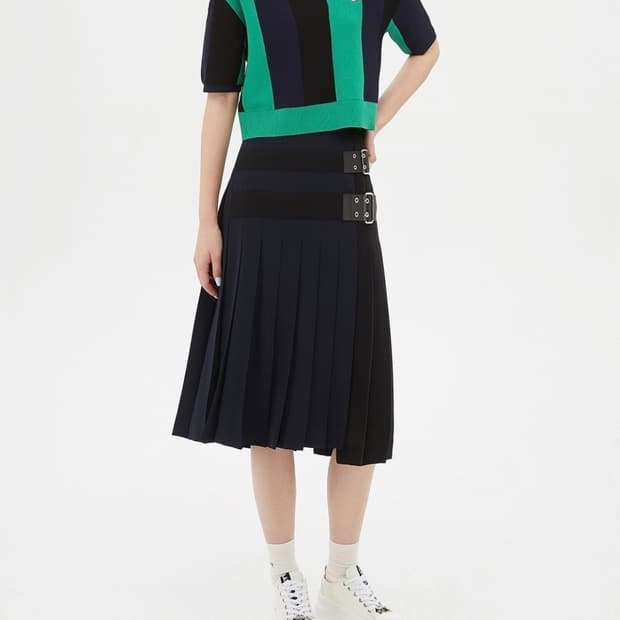 럭키슈에뜨 비대칭 플리츠 미디 스커트 - 세련된 블랙&네이비 배색