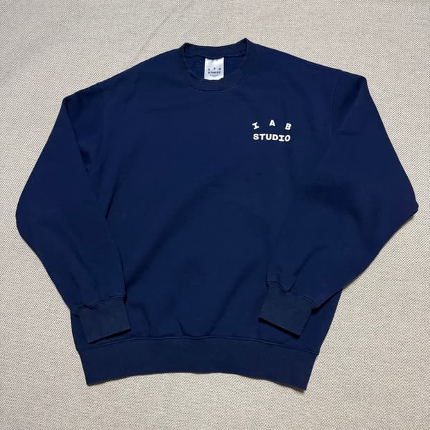 아이앱 IAB 스튜디오 네이비 맨투맨 티셔츠