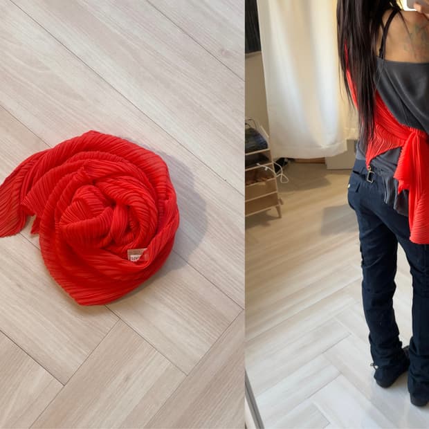 [PLEATS PLEASE ] Red Pleated Sheer Scarf