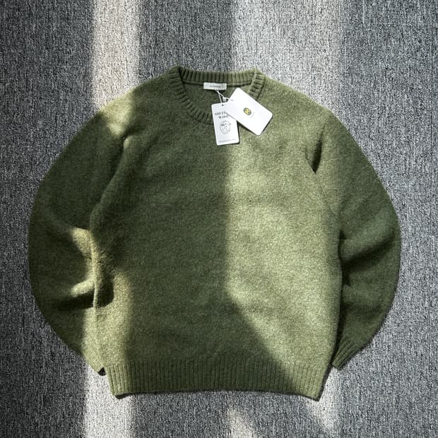 매너그램 셔틀랜드 쉐기독 카키 니트