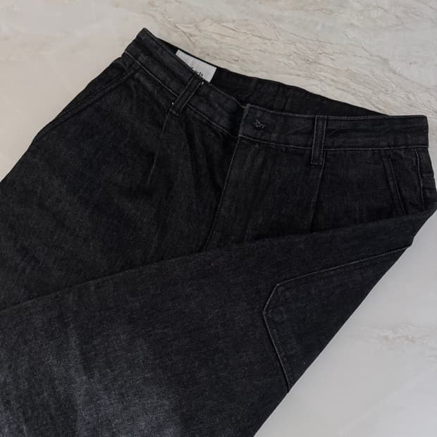 One Tuck Curve Denim Pants_Washed Black
