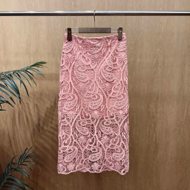 산드로 플로럴 패턴 레이스 미디 스커트 시스루 디테일 슬림핏 핑크